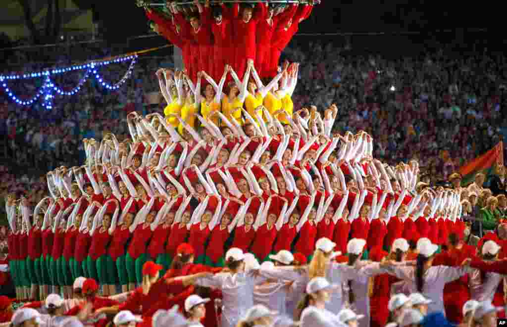 Para atlit Belarusia menampilkan kebolehan mereka dalam sebuah parade yang menandai hari kemerdekaan negara itu di Minsk, Belarus, 3 Juli 2014. &nbsp;