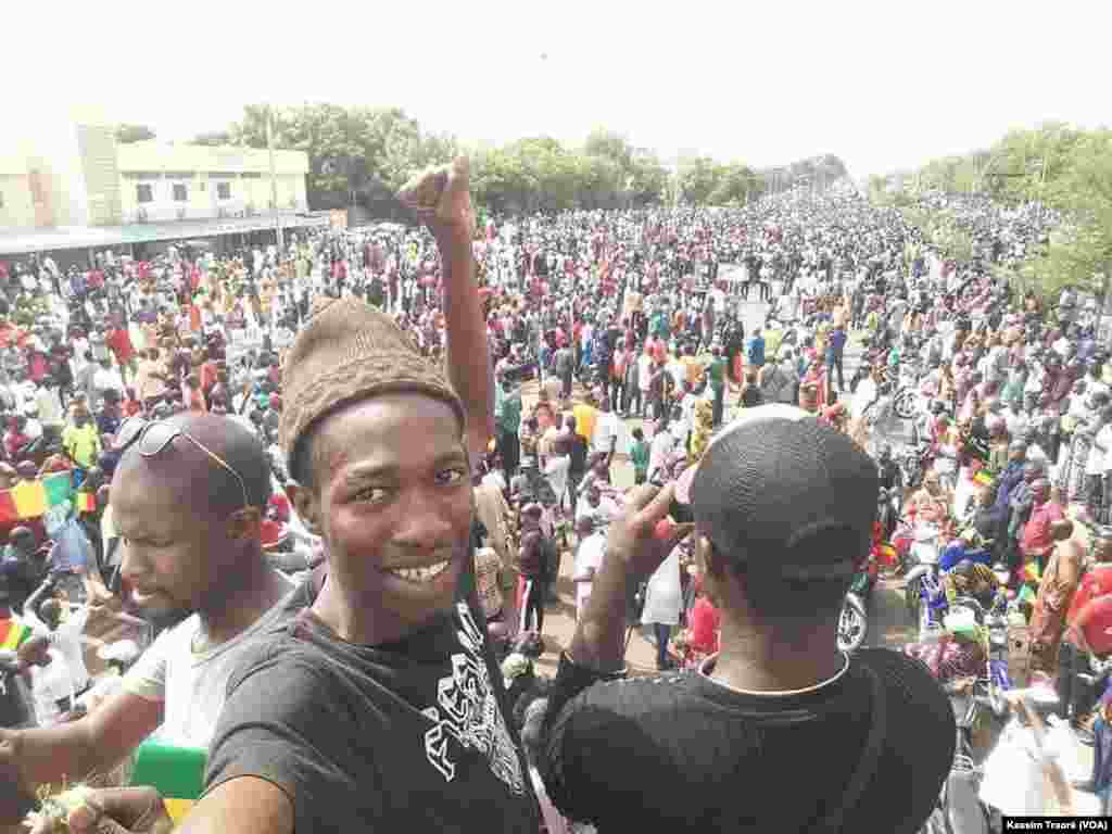 Thousands of opposition militants marched, Friday, May 8, 2018. Photo VOA Kassim Traoré.