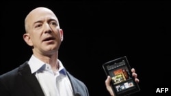 Izvršni direktor Amazona, Džef Bezos predstavlja "Kindle Fire" u Njujorku, 28. septembar 2011.