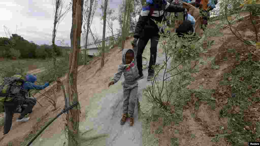 Des migrants en provenance de Somalie tentent aussi d&#39;atteindre la frontière de la Grèce avec la Macédoine, près du village grec d&rsquo;Idoménée.