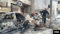 Residents clean up the rubble and start to rebuild in the days after Iraqi forces retook their neighborhood in Mosul, Iraq, March 2, 2017. (H. Murdock/VOA)