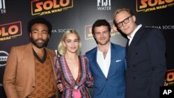 Aktor Donald Glover (kiri), Emilia Clarke, Alden Ehrenreich dan Paul Bettany menghadiri pemutaran khusus "Solo: A Star Wars Story", yang digelar oleh The Cinema Society dan Nissan di SVA Theater, Senin, 21 Mei 2018 di New York. (Foto: Evan Agostini/Invision/AP)