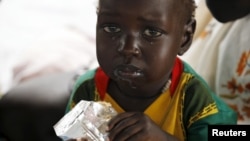 Un enfant réfugié du Soudan du Sud se nourrit de compléments alimentaires dans un centre de santé au camp de réfugiés Kule dans la région de Gambella en Ethiopie.