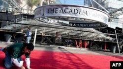 Thảm đỏ được trải ra ở Hollywood Blvd chuẩn bị cho lễ trao giải Oscar lần thứ 83
