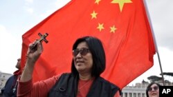 Los aproximadamente 12 millones de católicos chinos están divididos entre los adscritos a la Iglesia oficial y los que siguen una Iglesia clandestina leal al papa.
