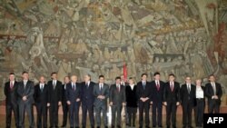 Učesnici neformalnog ministarskog sastanka Procesa saradnje u jugoistočnoj Evropi poziraju fotoreporterima po završetku sastanka u Palati Srbija u Beogradu.