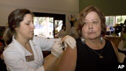 Bác sĩ Marlene Bluestein (phải) chích ngừa cúm tại Trung tâm Người cao niên ở Tucson, Arizona. Trung tâm Kiểm soát Dịch bệnh Hoa Kỳ khuyến cáo mọi người từ 6 tháng tuổi trở lên nên được chích ngừa 