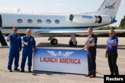 Chủ tịch NASA Jim Bridenstine đón chào hai phi hành gia Robert Behnken và Doug Hurley.