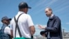 El príncipe Guillermo de Gran Bretaña, a la derecha, habla con un pescador local en el puerto de Kalk Bay, cerca de Ciudad del Cabo, Sudáfrica, el jueves 7 de noviembre de 2024. AP