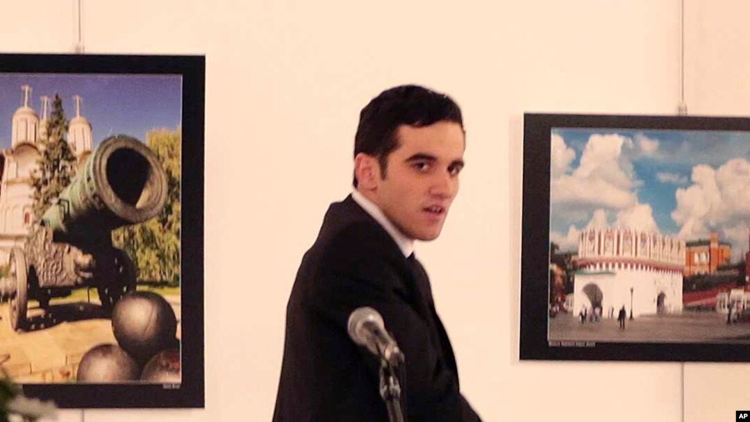 Mevlut Mert Altintas, polisi berusia 22 tahun, berteriak seusai menembak Andrei Karlov, Dubes Rusia untuk Turki di sebuah galeri foto di Ankara, Turki 19 Desember 2016. (AP Photo/Burhan Ozbilici).