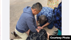 北京朝陽醫院急診科副主任醫師唐子人在聖地亞哥（聖迭戈）海洋公園遊玩時救助一位心跳驟停的美國遊客（網絡截屏）