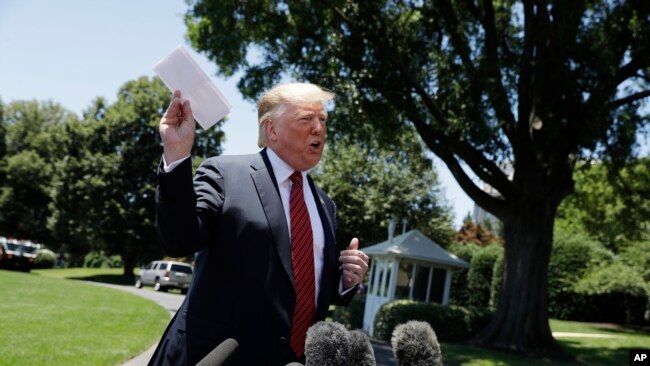 美国总统特朗普启程前往爱荷华州之前，在华盛顿白宫南草坪上对记者发表讲话。（2019年6月11日）