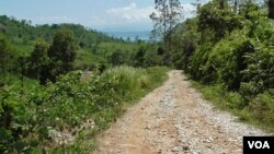 Kondisi jalan yang rusak sepanjang 4 kilometer menuju dusun Tamanjeka, Desa Masani, Poso Pesisir, Kabupaten Poso (VOA/Yoanes).