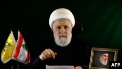 Naim Qassem, prononçant un discours dans un lieu non divulgué, le 15 octobre 2024.