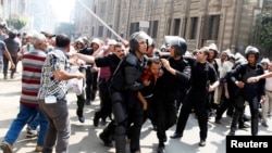 13일 이집트 수도 카이로에서 경찰이 무르시 전 대통령을 지지하는 시위대를 강제 해산하고 있다.
