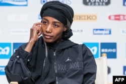 Sifan Hassan dari Belanda menghadiri konferensi pers untuk Tokyo Marathon 2024 mendatang di Tokyo pada 1 Maret 2024. (Foto: AFP)