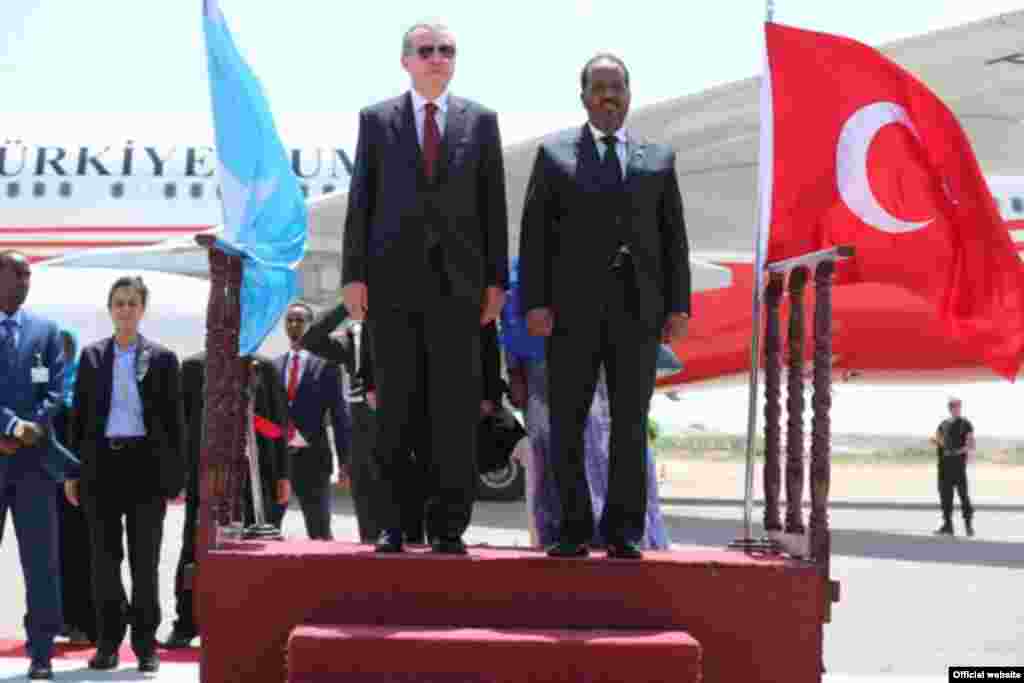 Madaxweyne Erdogan iyo Madaxweyne Xasan oo salaan ka qaadanaya ciidamada qalabka sida. By Radio Muqdisho