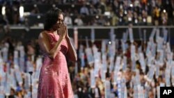 Ibu negara Michelle Obama usai memberikan pidato di hadapan para peserta konvensi nasional Partai Demokrat di Charlotte, North Carolina (4/9).