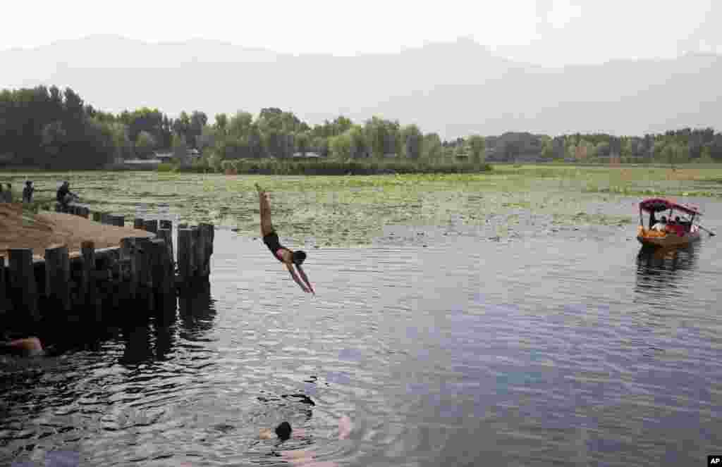 인도 분쟁지역인 카슈미르의 소년이 호수에 다이빙하고 있다.