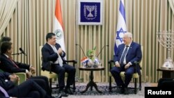 Presiden Paraguay Horacio Cartes (kiri) bertemu Presiden Israel Reuven Rivlin di Yerusalem, menjelang pemindahan keduataan Paraguay ke Yerusalem 21 Mei 2018 lalu (foto: dok).