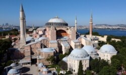 Hagia Sophia atau Ayasofya, Situs Warisan Dunia UNESCO, yang dulunya adalah katedral Bizantium sebelum diubah menjadi masjid, terlihat di Istanbul, Turki, 28 Juni 2020. (Foto: Reuters)