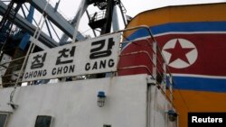 Kapal "Chong Chon Gang" berbendera Korea Utara ditahan di pelabuhan peti kemas Manzanillo, kota Colon, Panama (16/7). 