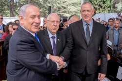 지난해 9월 이스라엘 예루살렘에서 열린 시몬 페레스 전 이스라엘 대통령 장례식에 베냐민 네타냐후(왼쪽부터) 이스라엘 총리,레우벤 리블린 이스라엘 대통령, 그리고 이스라엘 '청백당'의 베니 간츠 대표가 손을 맞잡고 있다.