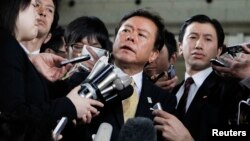 Tokyo Governor Naoki Inose (C) is surrounded by media as he speaks to reporters at Tokyo Metropolitan Government headquarters in Tokyo, Apr. 30, 2013.