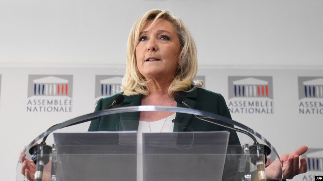 Presiden Partai Reli Nasional yang beraliran ekstrem kanan, Marine Le Pen, memberi keterangan pers di Paris, 9 Maret 2021. 