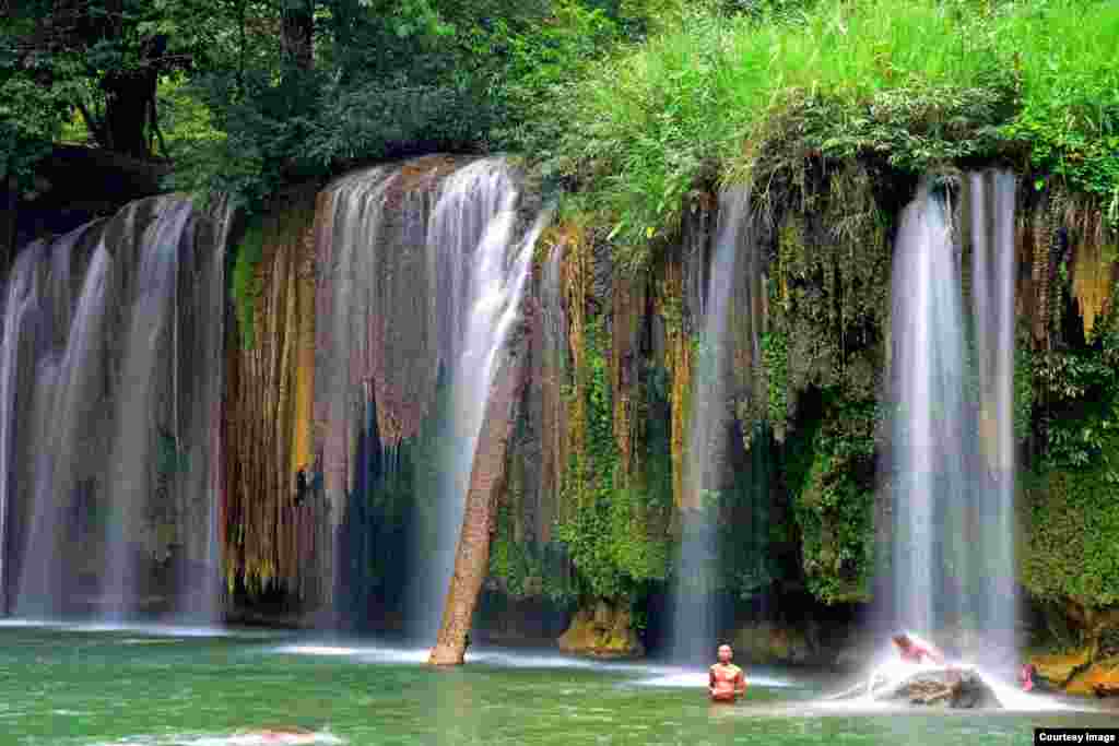 Orang-orang mandi di air terjun Kyonhtaw di kota Myaing Gyi Knu, negara bagian Kayin, Myanmar. (Foto: Bagan Minmin Oo/Myanmar, 6 Juni 2015)