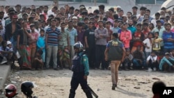 Local residents watching a police raid on a building in Dhaka, Bangladesh, Saturday, Feb. 20, 2016.