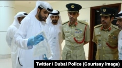 La police de Dubaï a récupéré un rare diamant bleu de 20 millions de dollars (17 millions d'euros) dérobé puis envoyé en contrebande au Sri Lanka, 25 juillet 2018. (Twitter/Dubai Police)