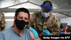미국 플로리다주 마이애미데이드 대학 교정에서 육군 병사가 신종 코로나바이러스 백신 접종을 진행하고 있다. (자료사진)