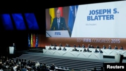 Sepp Blatter mengantarkan pidato pembukaan Kongres FIFA di Zurich, Swiss, Jumat (29/5).