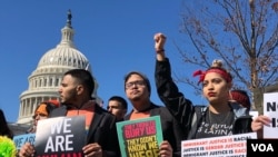 Jenn Imigran ki t ap pwoteste tou prè lokal Kongrè a pou yo mande Imigrasyon Lèzetazini konsève pwogam DACA a (Foto: Iacopo Luzi/VOA Washington) 