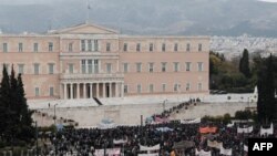 Demonstracije protiv uvođenja oštrih mera štednje ispred grčkog parlamenta u Atini, 10. februar 2012.