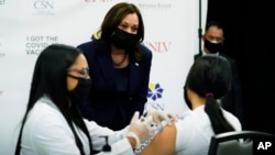 Wakil Presiden Kamala Harris meninjau lokasi vaksinasi COVID-19 di Universitas Nevada, di Las Vegas, Senin, 15 Maret 2021. Kunjungan itu menjadi bagian lawatan sosialisasi paket bantuan pemerintah untuk mengatasi dampak pandemi COVID-19.