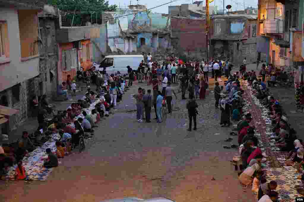 The Confederation of Public Workers' Unions of Turkey organized a large outdoor iftar dinner in Sur, Diyarbakir, Turkey, June 6, 2017. (Mahmut Bozarslan/VOA)