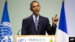 바락 오바마 미국 대통령이 지난 2015년 11월 프랑스 파리에서 열린 기후변화국제회의에서 연설하고 있다.