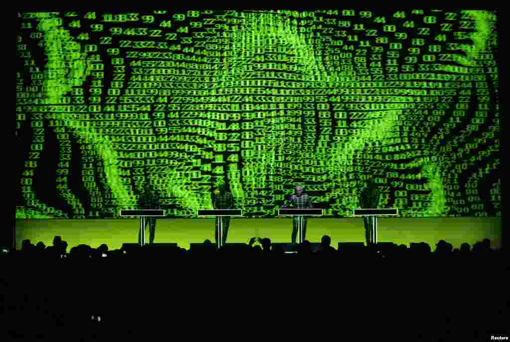 Ban nhạc điện tử Kraftwerk người Đức trình diễn với màn hình 3 Chiều ở phía sau, trong đại hội nhạc Jazz lần thứ 47 tại Montreux, Thụy sĩ.