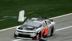 El auto de Jeremy Clements se desmorona mientras conduce hacia la parada donde está su equipo mecánico durante la carrera de autos de la serie Xfinity de NASCAR el sábado 15 de febrero de 2020 en el Daytona International Speedway en Daytona Beach, Florida.