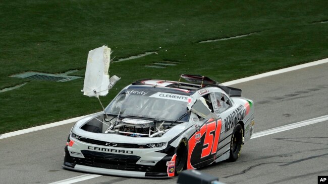 El auto de Jeremy Clements se desmorona mientras conduce hacia la parada donde está su equipo mecánico durante la carrera de autos de la serie Xfinity de NASCAR el sábado 15 de febrero de 2020 en el Daytona International Speedway en Daytona Beach, Florida.