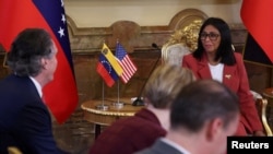 베네수엘라의 델시 로드리게스 임시 대통령이 3월 4일 베네수엘라 카라카스에서 더그 버검 미국 내무장관과 회담하고 있다.