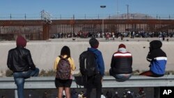 ABD'nin güneyinde geçen yıl sınırı yasadışı yollardan geçmek isterken ele geçirilen Latin Amerikalı göçmen sayısı, 2021’e nazaran yüzde 27 artarak 2 milyon 577 bin 669’a ulaştı