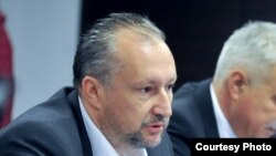 Samir Agić, pomoćnik državnog ministra sigurnosti, novinarima CIN-a je rekao da čizme nisu kupljene jer su skupe: „Svaki vatrogasac nastoji da bude Fahrudin Solak – šminker. E, to ne može!“ (Foto: Klix)