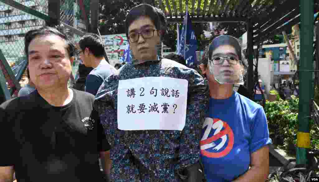 遊行人士帶上香港民族黨召集人陳浩天頭像的面具。（美國之音湯惠芸拍攝）