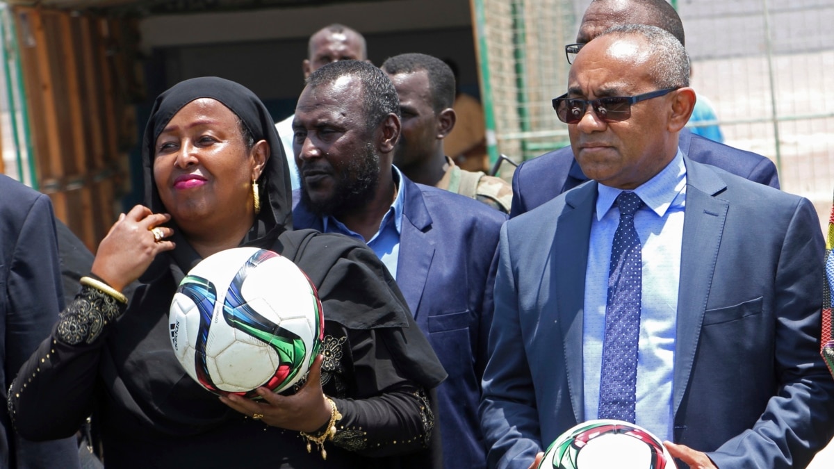 Des femmes bravent tradition et religion sur le terrain de foot en Somalie