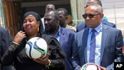 Khadija Mohamed Dirie, ministre somalienne de la Jeunesse et des Sports, et le président de la CAF Ahmad Ahmad lors d'une visite d'un stade de foot à Mogadiscio, le 17 avril 2017.