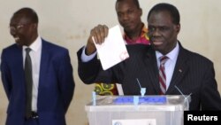 Shugaban Burkina Faso na wucin gadi yana jefa tashi kuri'ar a zaben kasar
