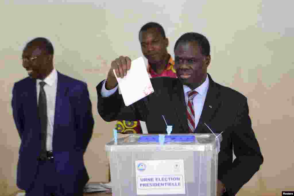 Le président par intérim Michel Kafando vote à Ouagadougou, le 29 novembre 2015. (REUTERS/Joe Penney)